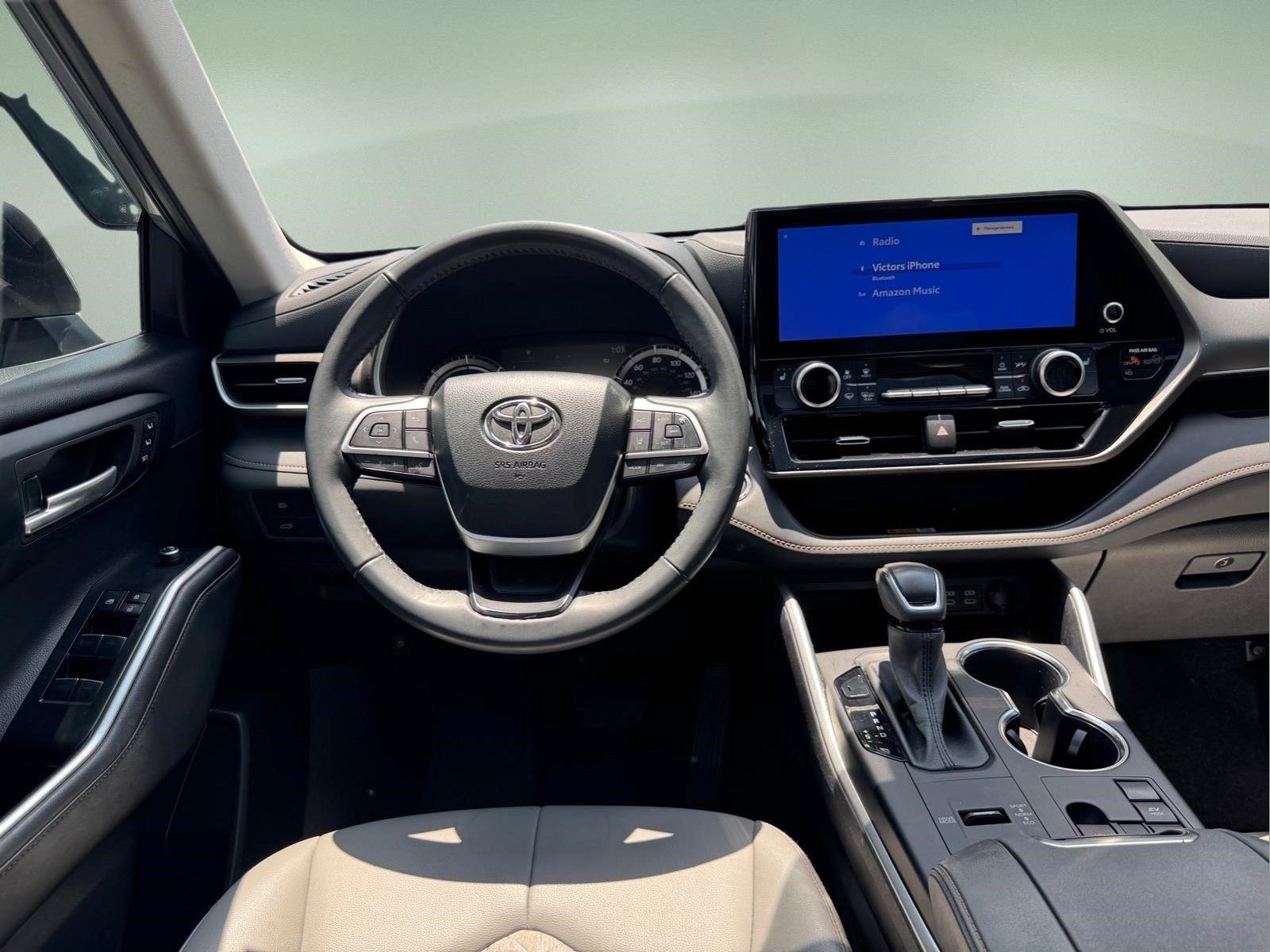 Used 2023 Toyota Highlander Bronze Edition FWD image 17