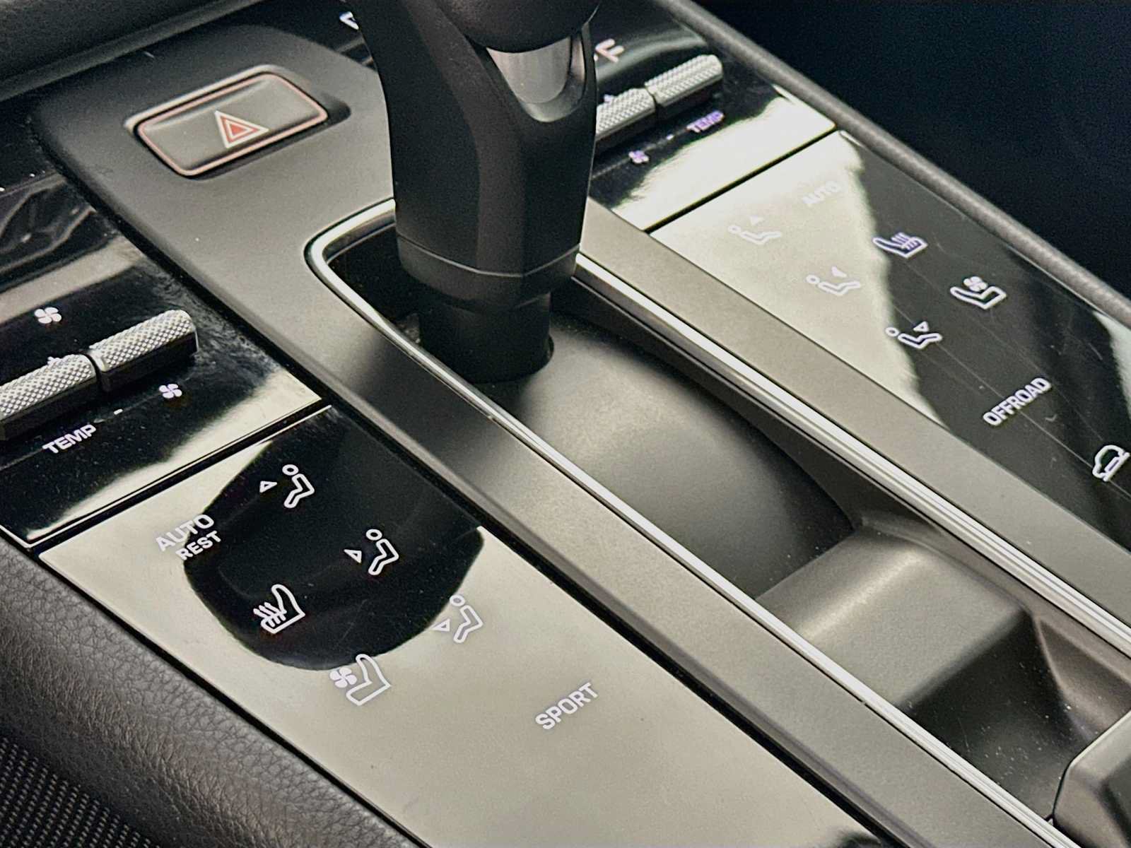 Certified 2023 Porsche Macan AWD/4WD image 21