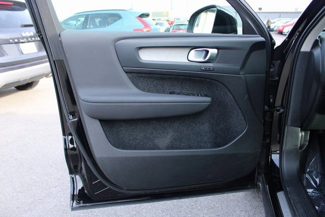 Used 2025 Volvo XC40 B5 Core image 10