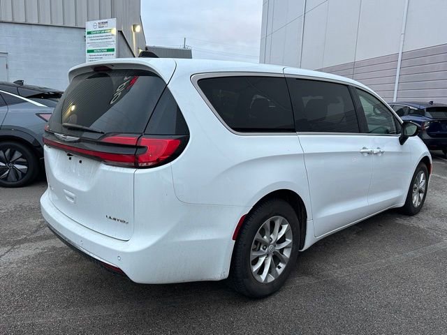 Used 2026 Chrysler Pacifica Limited image 4