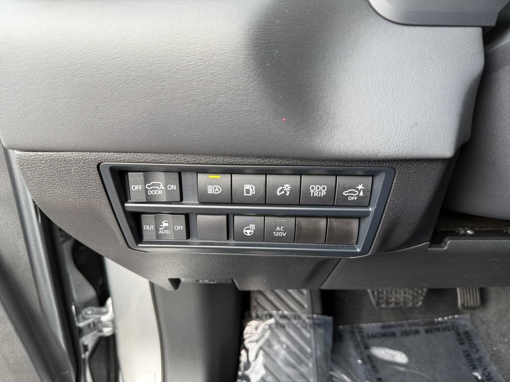 Used 2025 Toyota Sequoia Platinum AWD/4WD image 16
