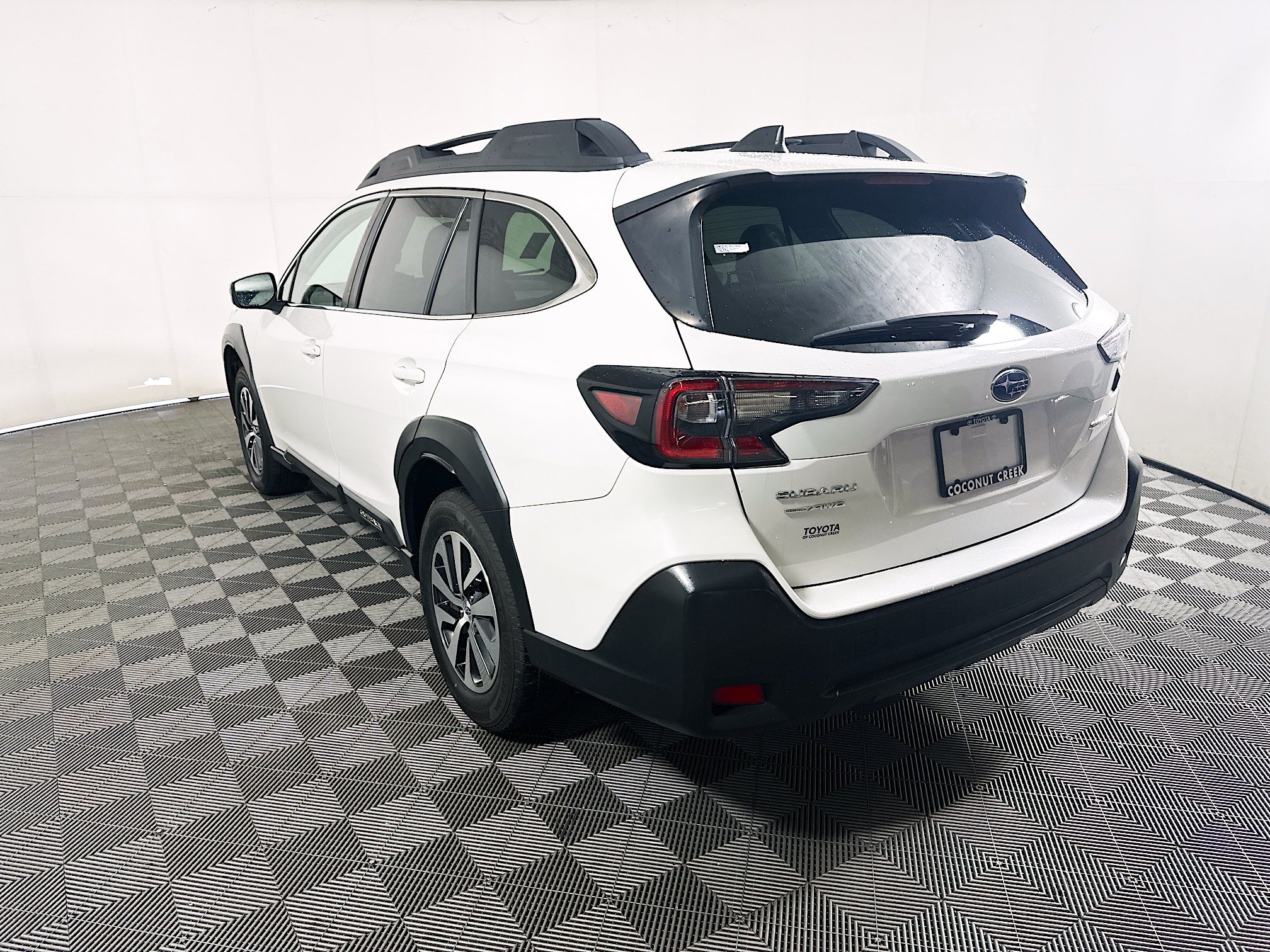 Used 2023 Subaru Outback Premium AWD/4WD image 5