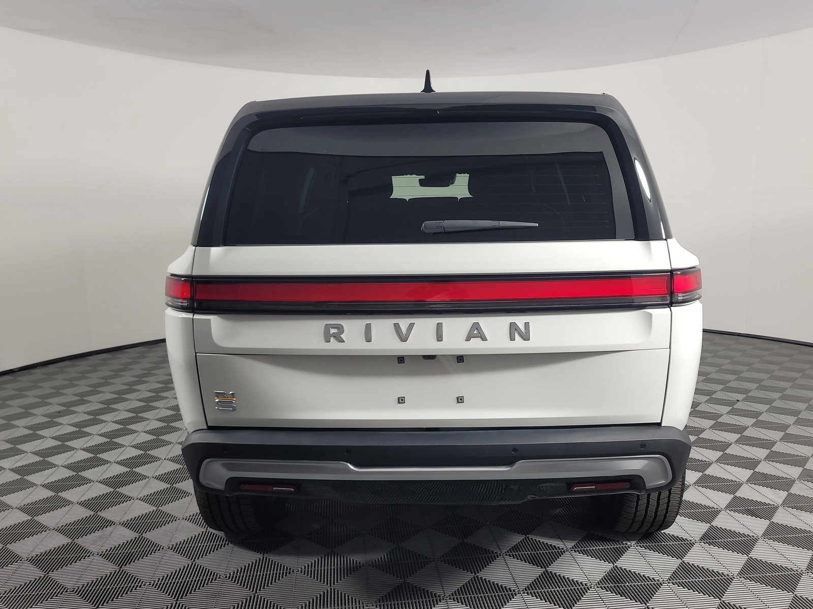 Used 2024 Rivian R1S Adventure AWD/4WD image 4