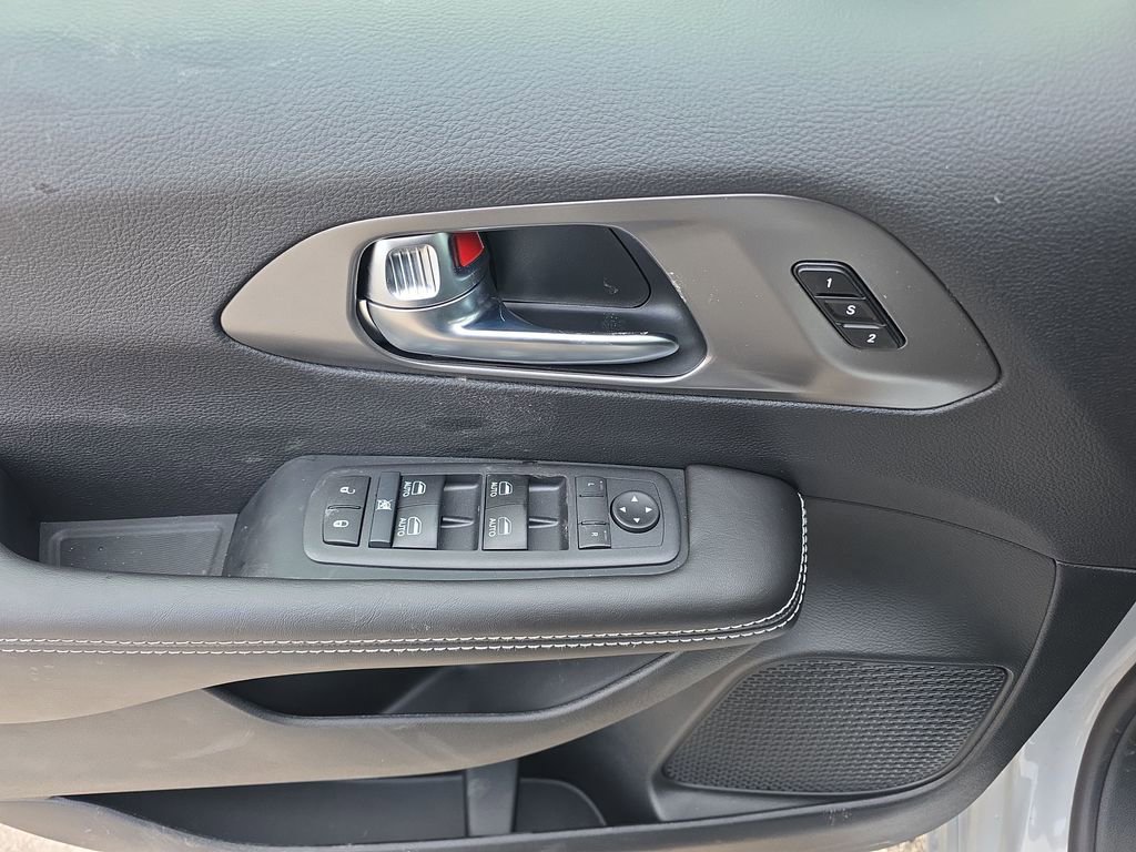 New 2026 Chrysler Pacifica Select FWD image 11