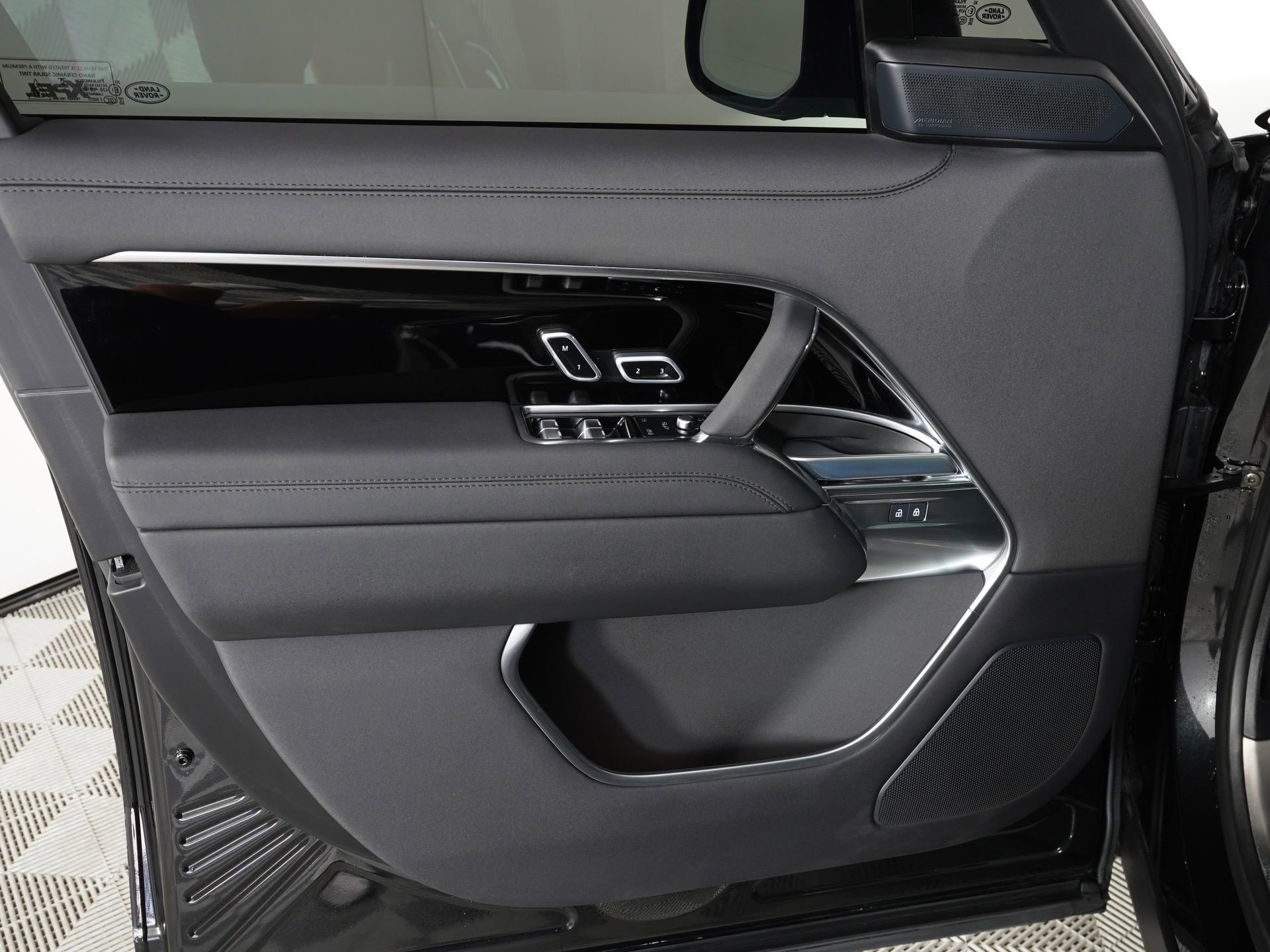 Used 2025 Land Rover Range Rover SE AWD/4WD image 15