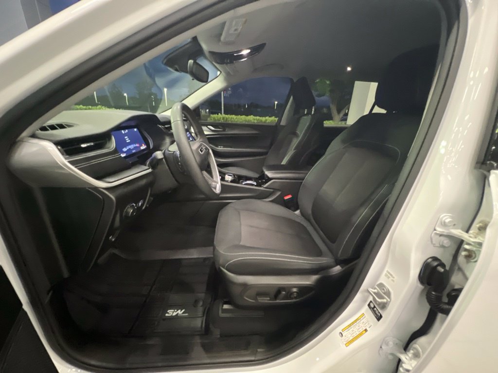 Used 2023 Jeep Grand Cherokee L Laredo RWD image 32