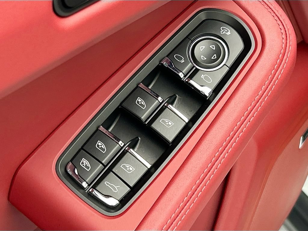 Used 2026 Porsche Macan AWD/4WD image 23