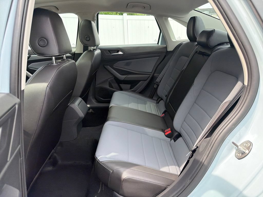 Used 2025 Volkswagen Jetta SE w/ Sunroof Package FWD image 17