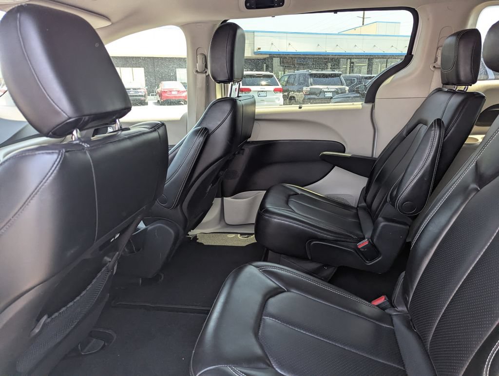 Used 2023 Chrysler Pacifica Touring-L FWD image 30