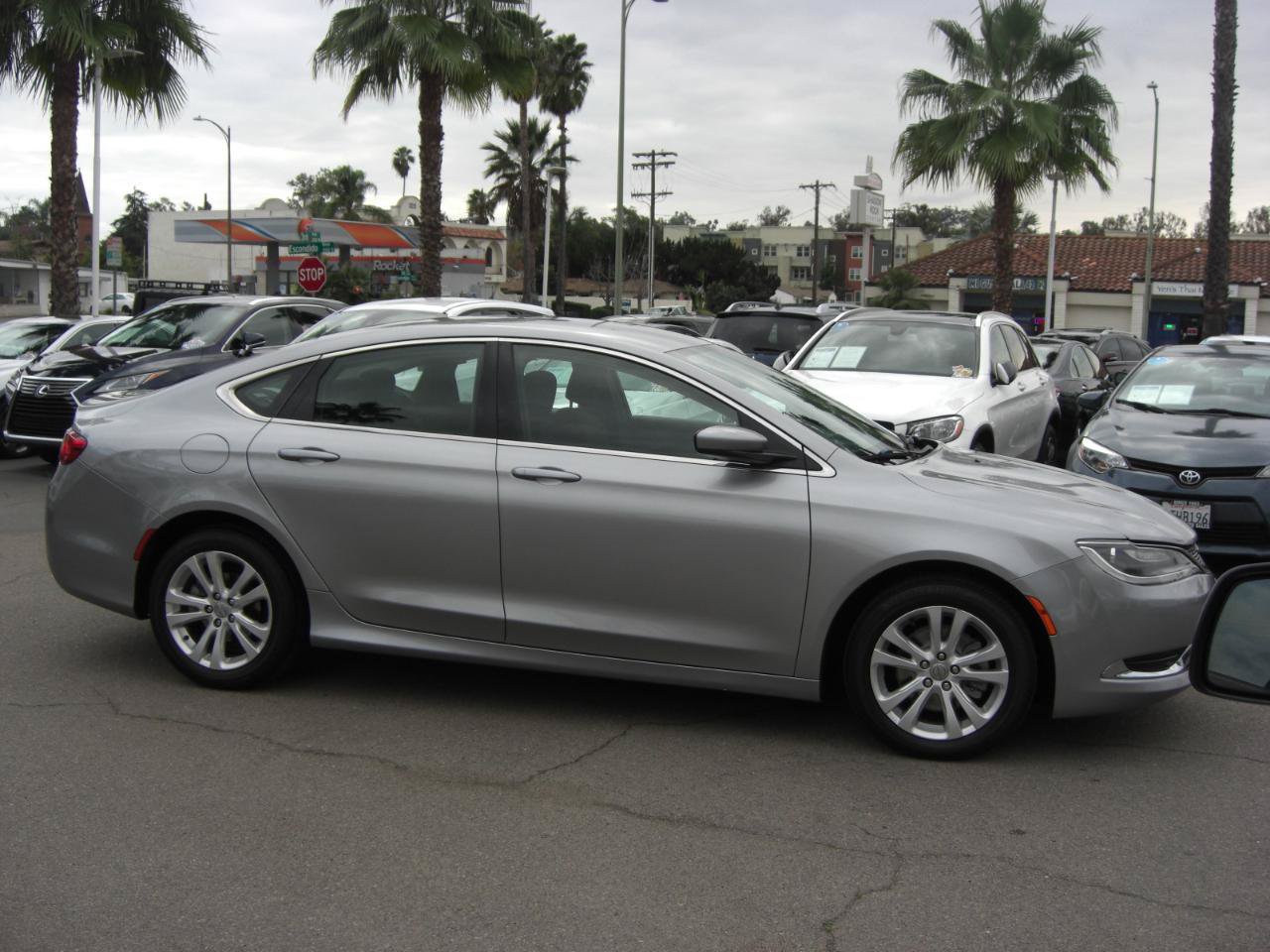 Used 2015 Chrysler 200 Limited FWD image 3