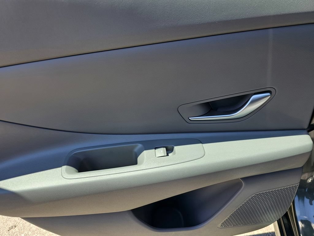 Certified 2025 Hyundai Elantra SE FWD image 19