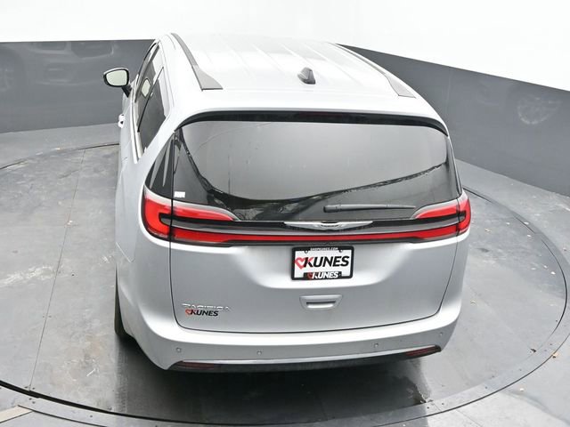 Used 2024 Chrysler Pacifica Touring-L image 42