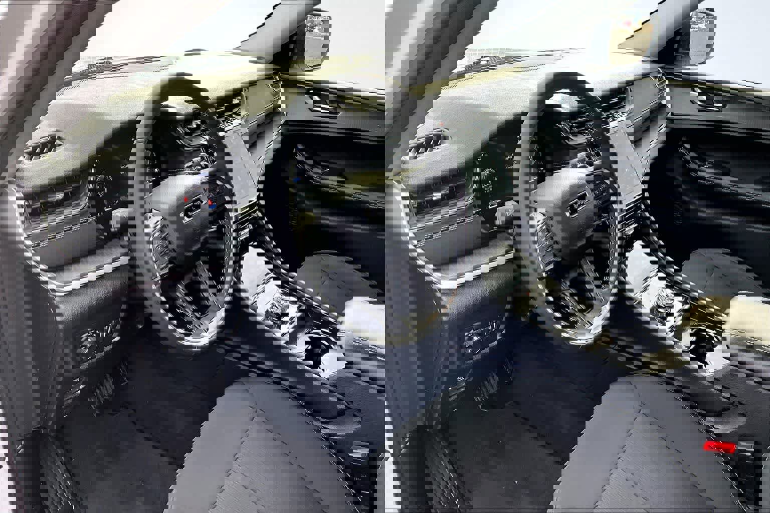 Used 2024 Jeep Grand Cherokee Laredo image 2