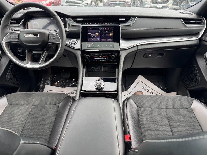 Used 2023 Jeep Grand Cherokee Altitude AWD/4WD image 14