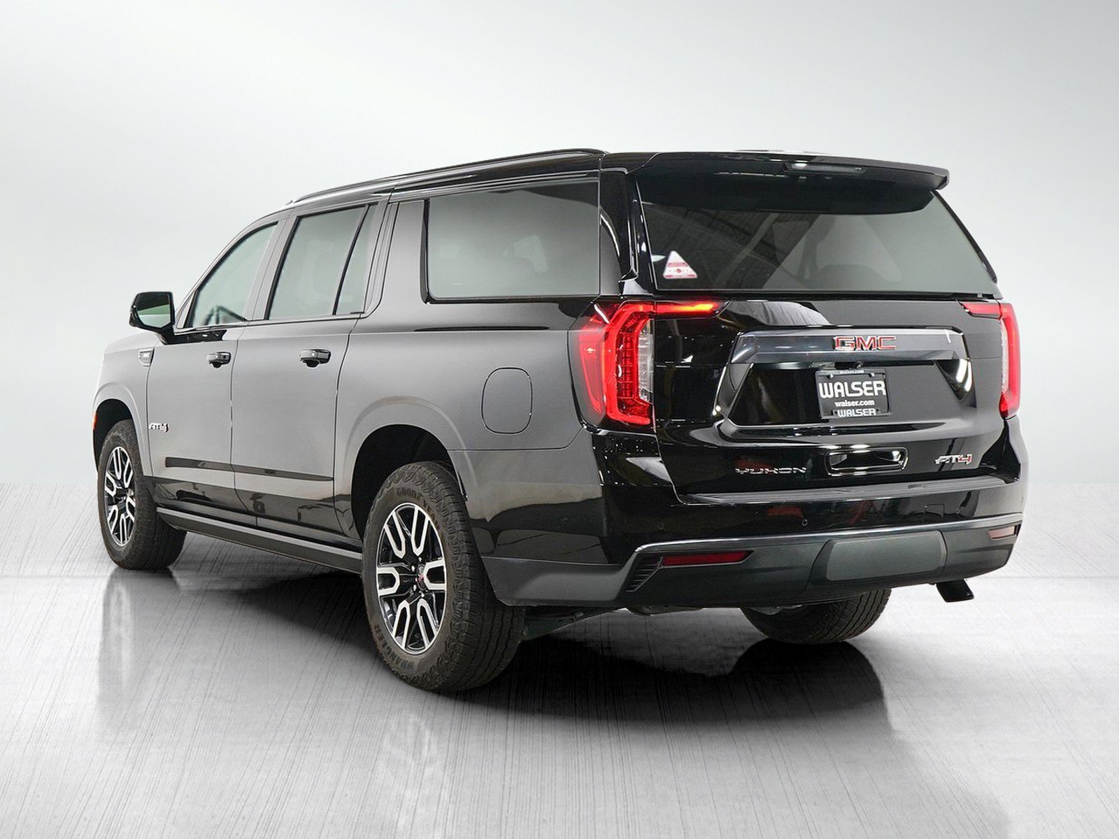 Used 2024 GMC Yukon XL AT4 w/ AT4 Premium Package AWD/4WD image 5