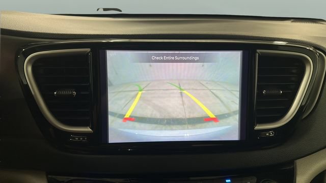 Used 2024 Chrysler Pacifica Touring-L FWD image 15