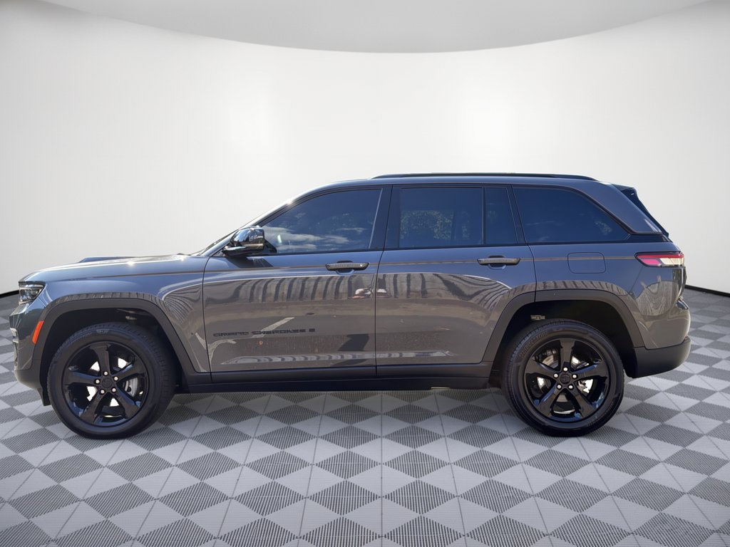 Used 2022 Jeep Grand Cherokee Altitude AWD/4WD image 3