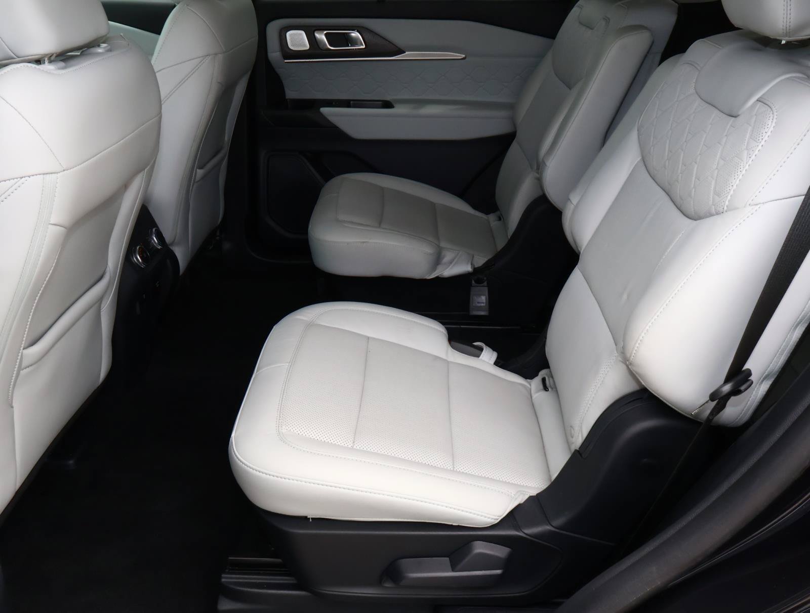 Used 2025 Ford Explorer Platinum w/ Ultimate Package RWD image 22