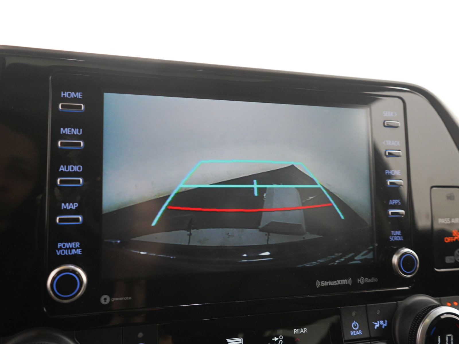 Used 2020 Toyota Highlander XLE AWD/4WD image 30