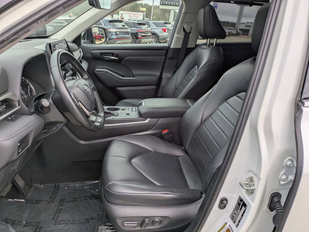 Used 2022 Toyota Highlander XLE image 7