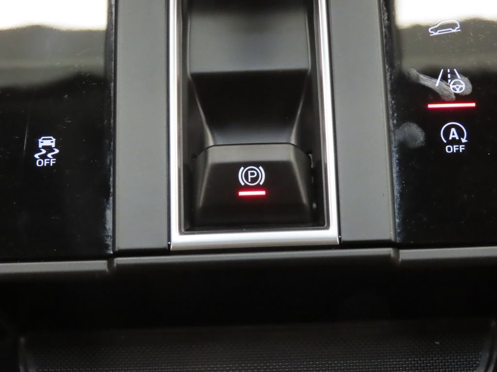 Certified 2026 Porsche Macan AWD/4WD image 28