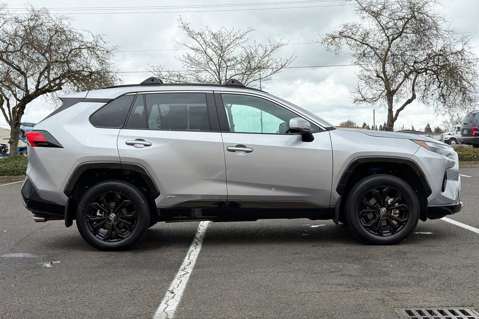 Used 2024 Toyota RAV4 SE image 3