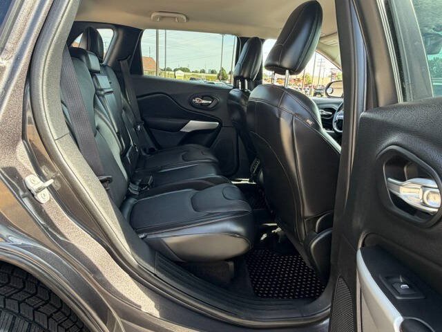 Used 2018 Jeep Cherokee Trailhawk AWD/4WD image 14