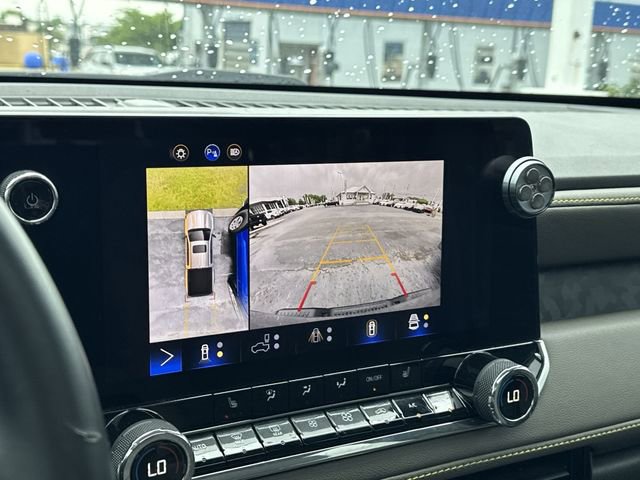 Used 2024 Chevrolet Colorado ZR2 w/ Technology Package AWD/4WD image 23