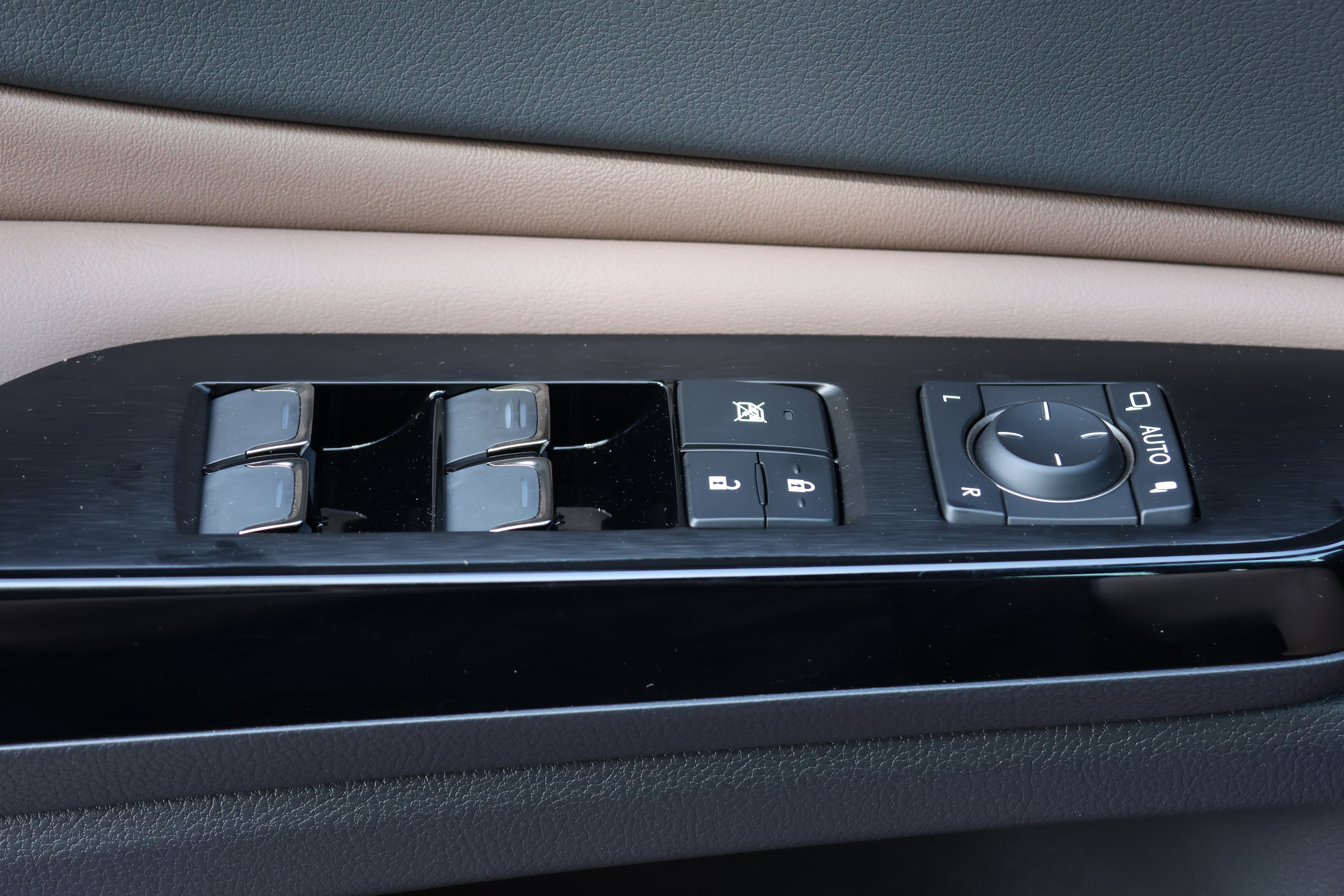 Used 2025 Lexus ES 300h w/ Premium Package FWD image 15