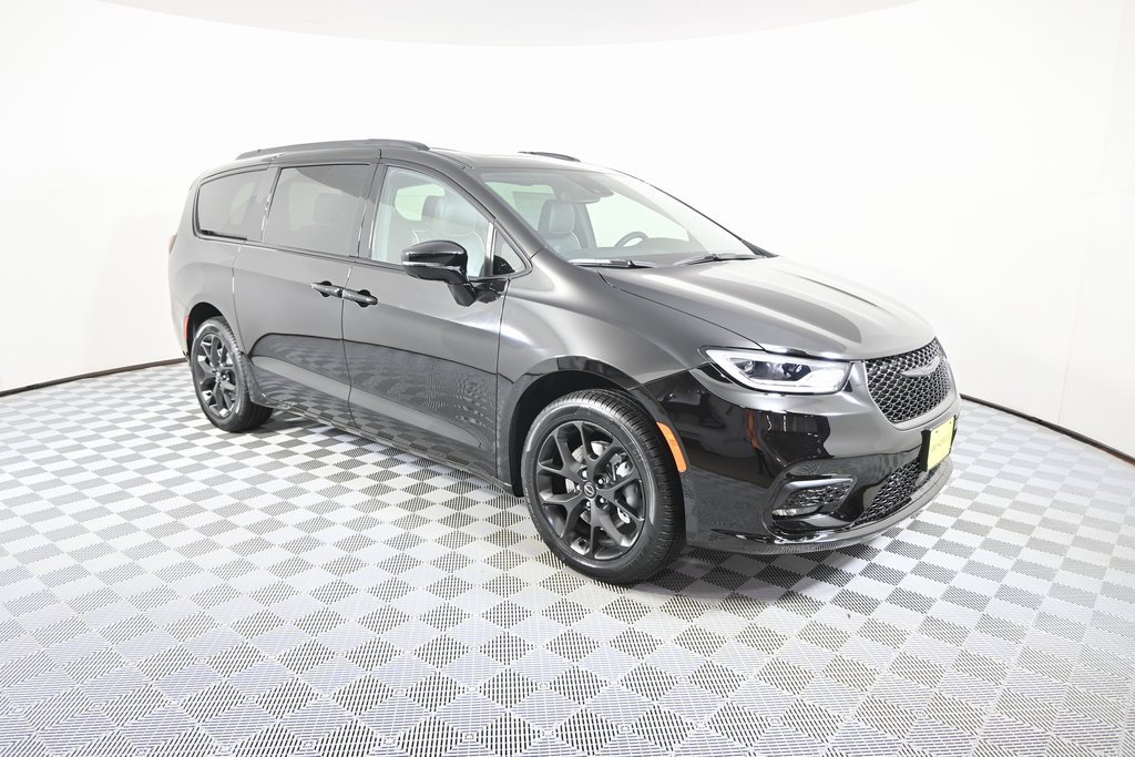 New 2026 Chrysler Pacifica Limited image 9