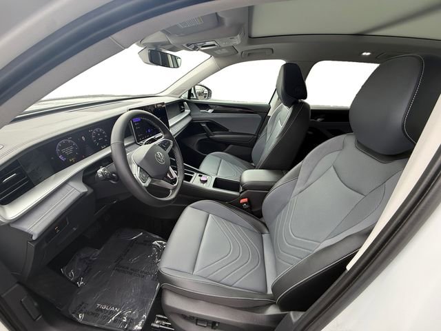 Used 2025 Volkswagen Tiguan SE w/ Panoramic Sunroof Package image 13