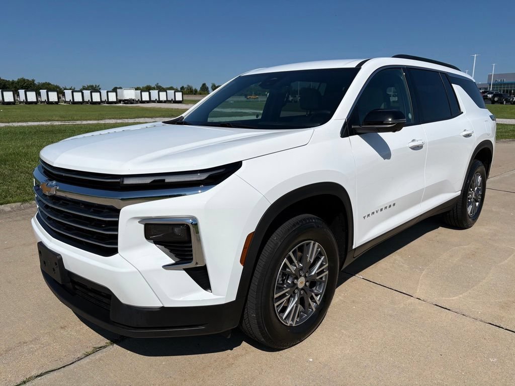 Used 2026 Chevrolet Traverse LT w/ Driver Confidence Package AWD/4WD image 3