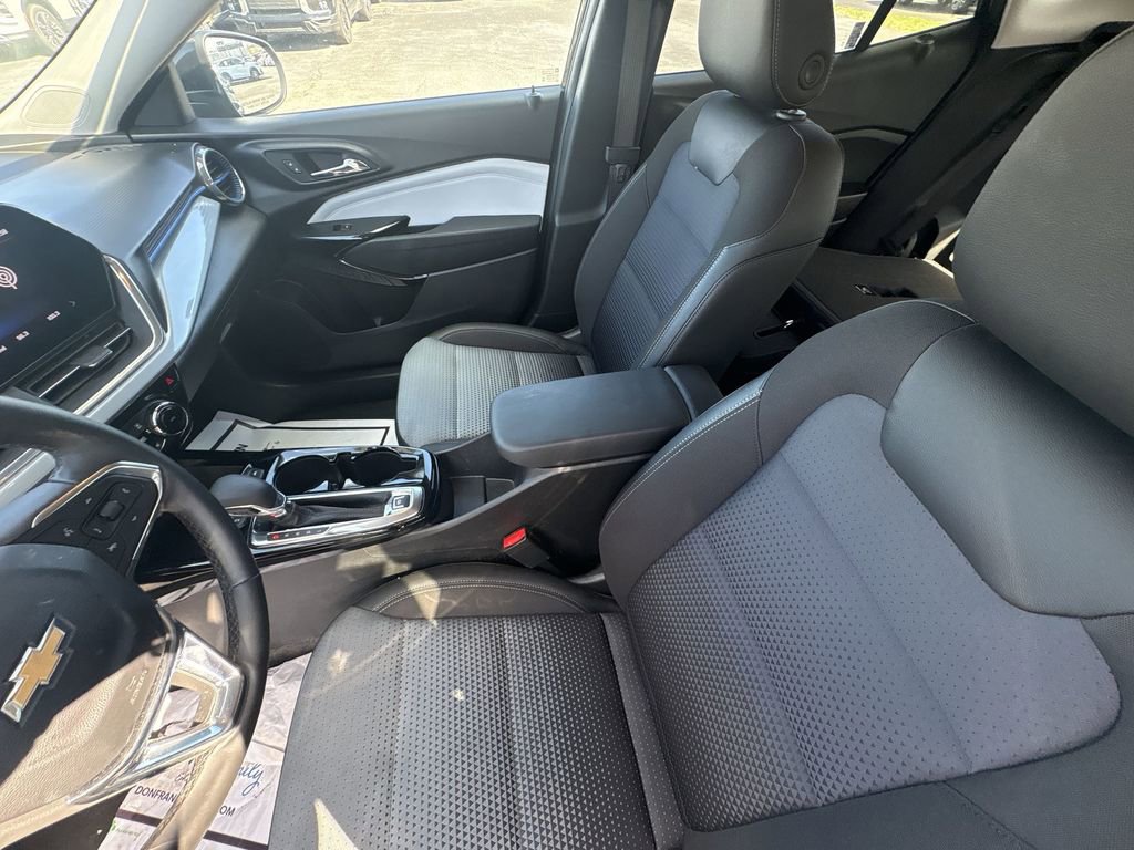 Used 2025 Chevrolet Trax LT w/ LT Convenience Package image 19