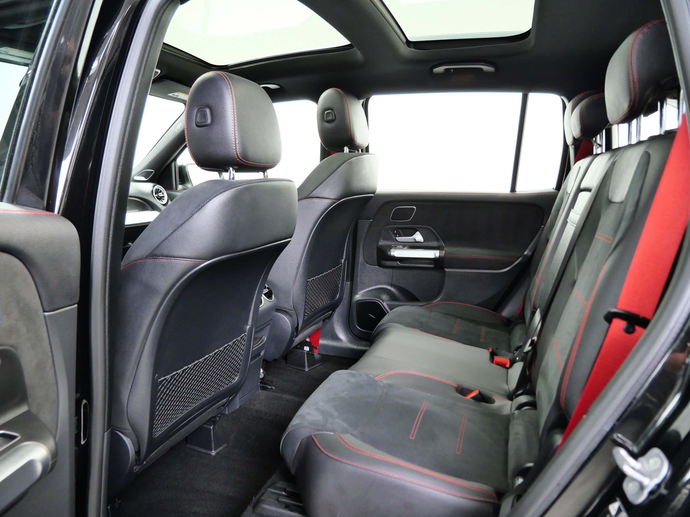 Used 2024 Mercedes-Benz GLB 35 AMG 4MATIC image 17