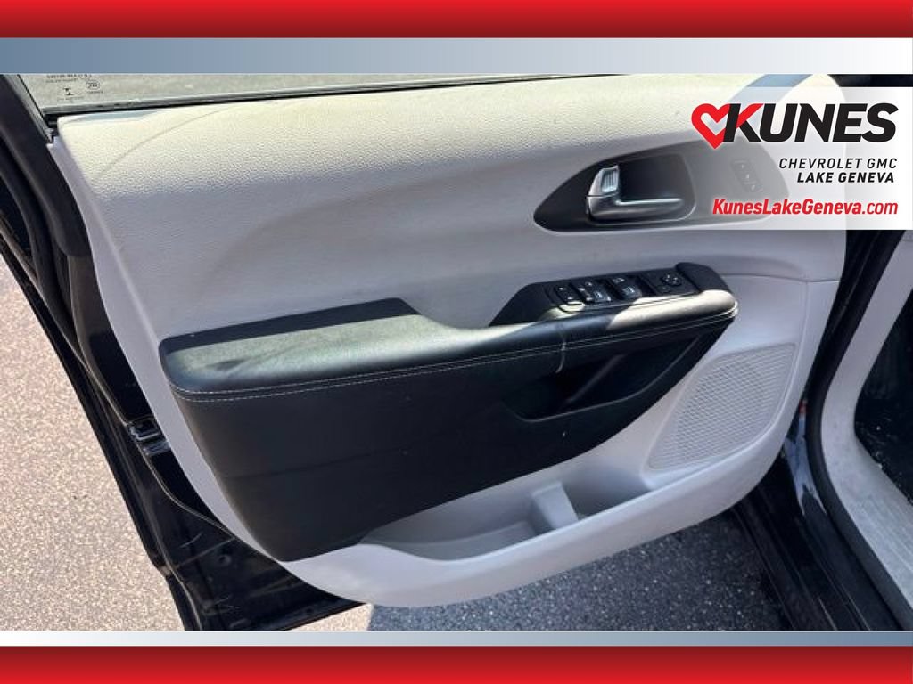 Used 2023 Chrysler Pacifica Touring-L FWD image 13