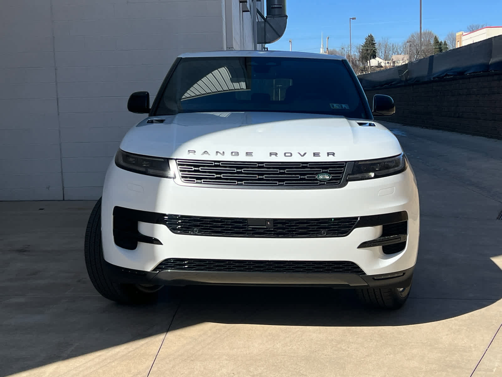 Used 2025 Land Rover Range Rover Sport image 2