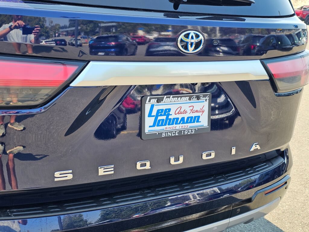 Used 2023 Toyota Sequoia Platinum AWD/4WD image 26