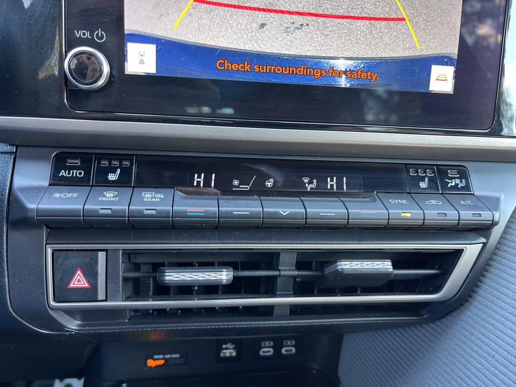 Used 2025 Toyota Camry SE w/ Convenience Package image 12