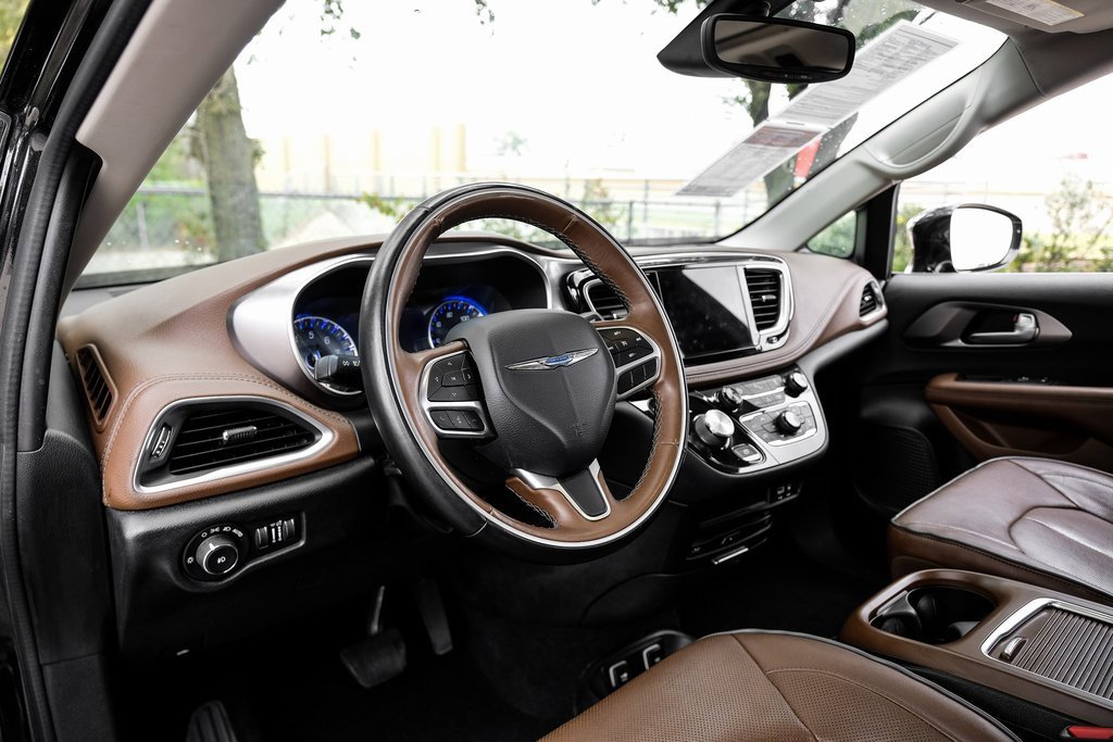 Used 2018 Chrysler Pacifica Limited image 26