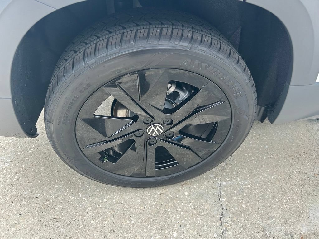 New 2026 Volkswagen Taos SE FWD image 25