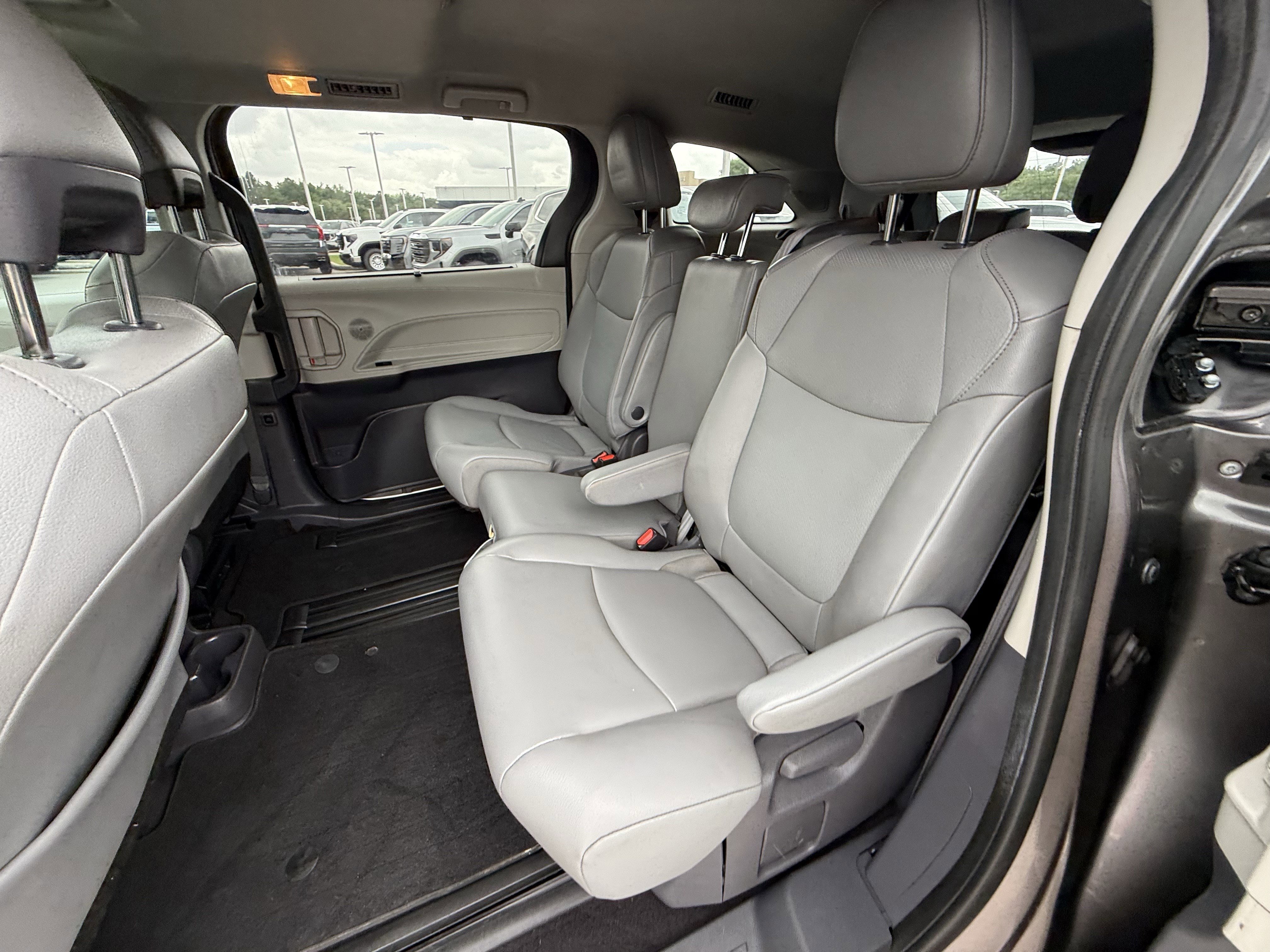Used 2021 Toyota Sienna XLE w/ XLE Plus Package image 30
