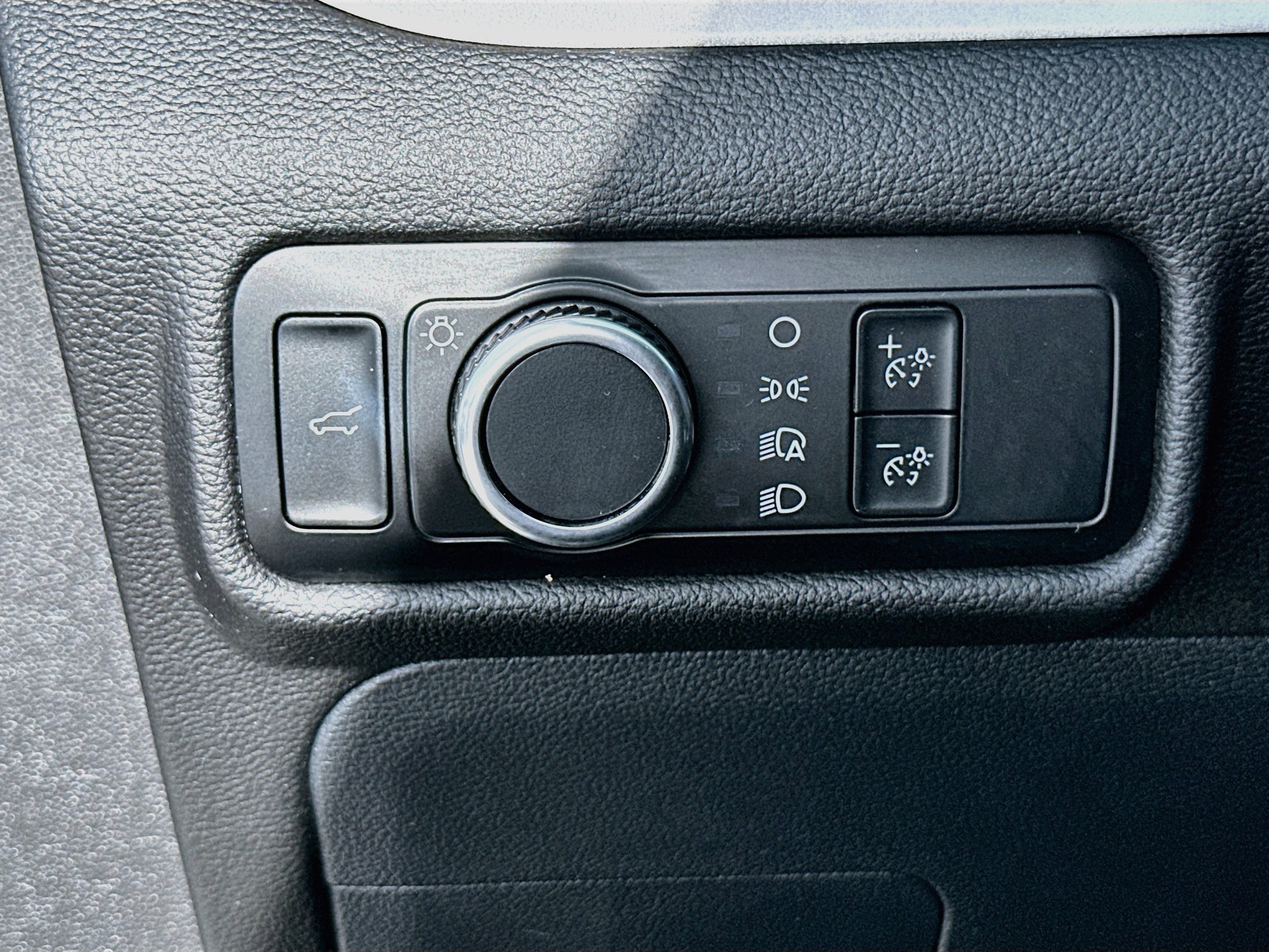Used 2024 Ford Explorer XLT RWD image 10