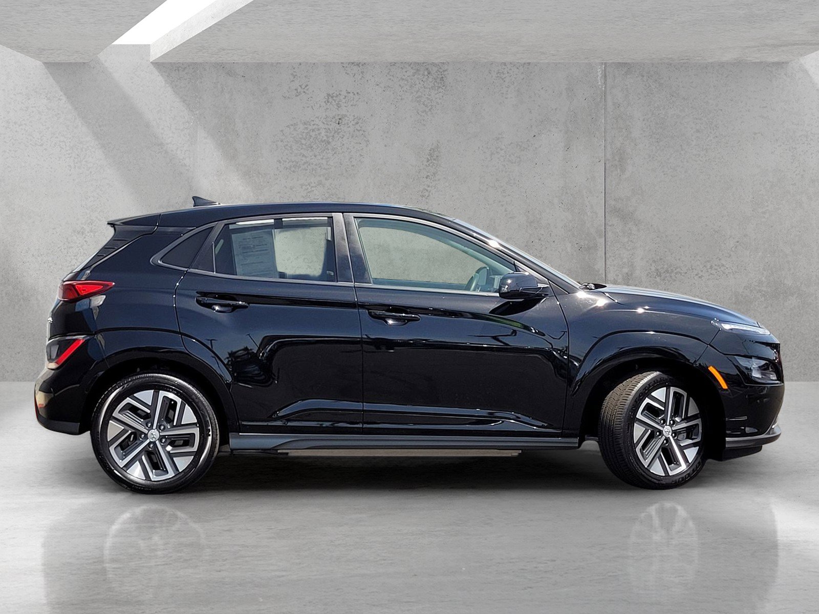 Used 2023 Hyundai Kona SEL FWD image 3
