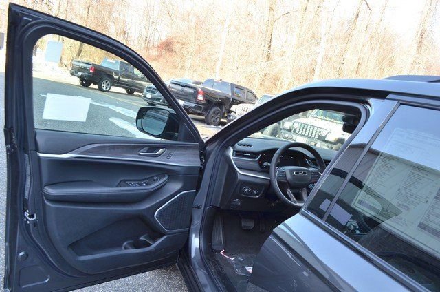 New 2025 Jeep Grand Cherokee Limited w/ Black Appearance Package image 11