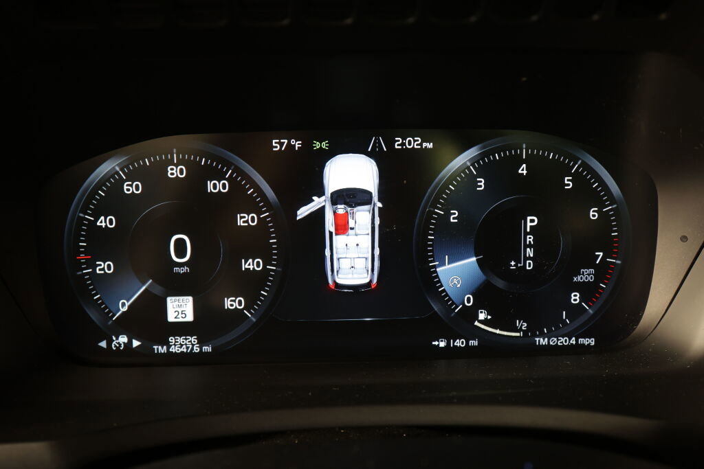 Used 2016 Volvo XC90 T6 Momentum w/ Momentum Plus Package image 28