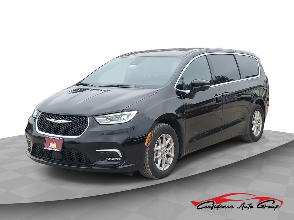 Used 2025 Chrysler Pacifica Select