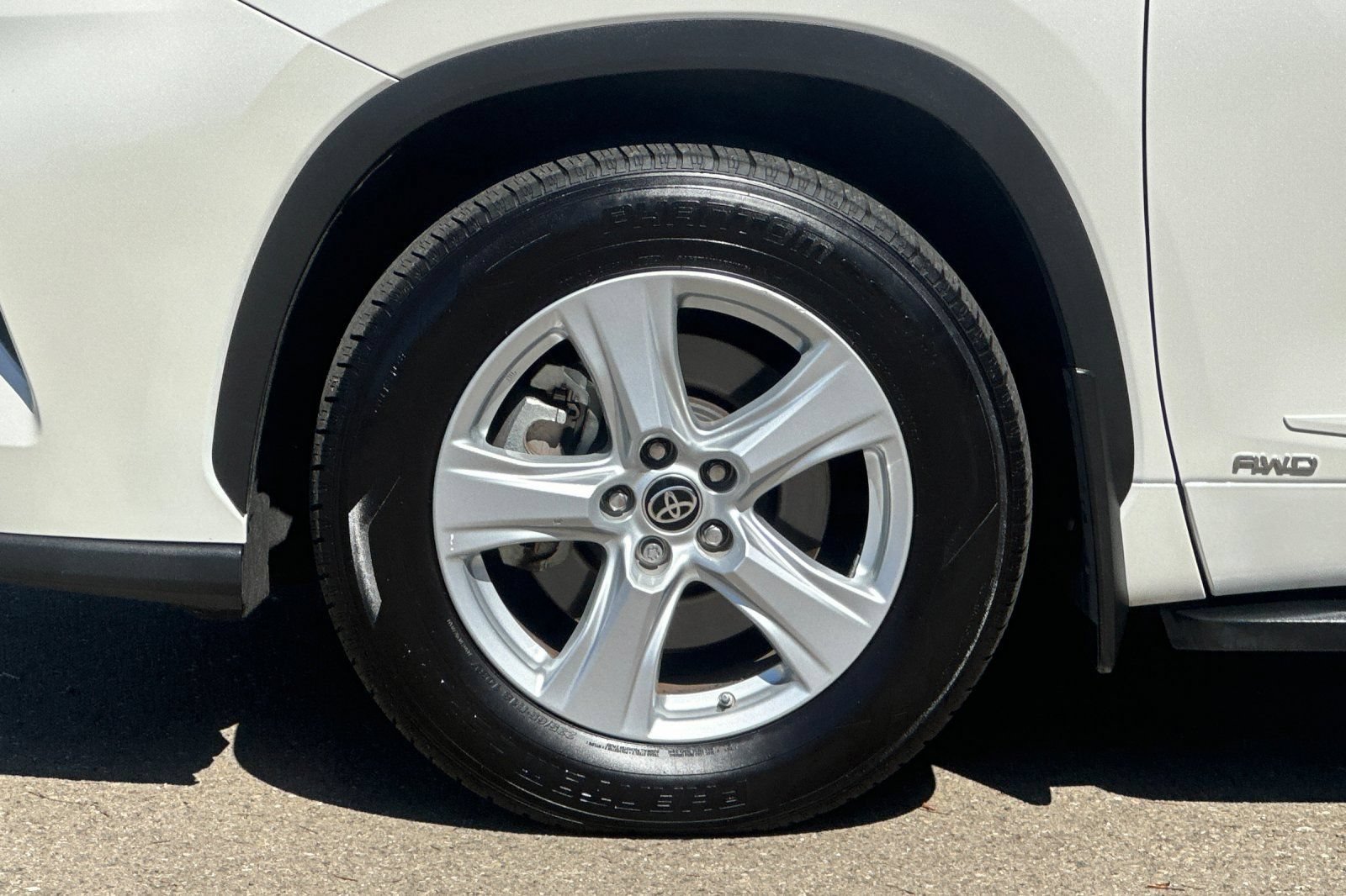 Used 2021 Toyota Highlander LE AWD/4WD image 46