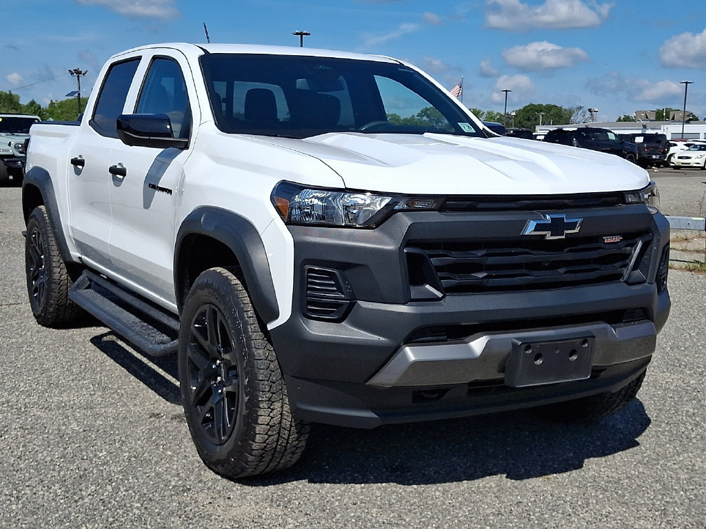 Used 2024 Chevrolet Colorado Trail Boss w/ Technology Package AWD/4WD image 2