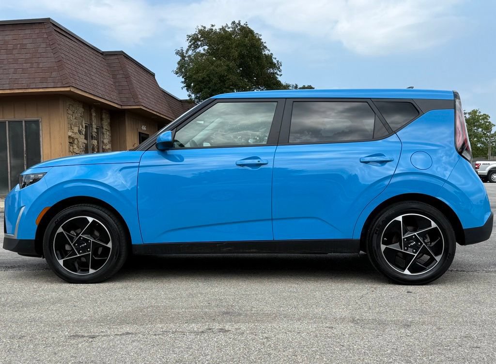 Used 2023 Kia Soul EX FWD image 2