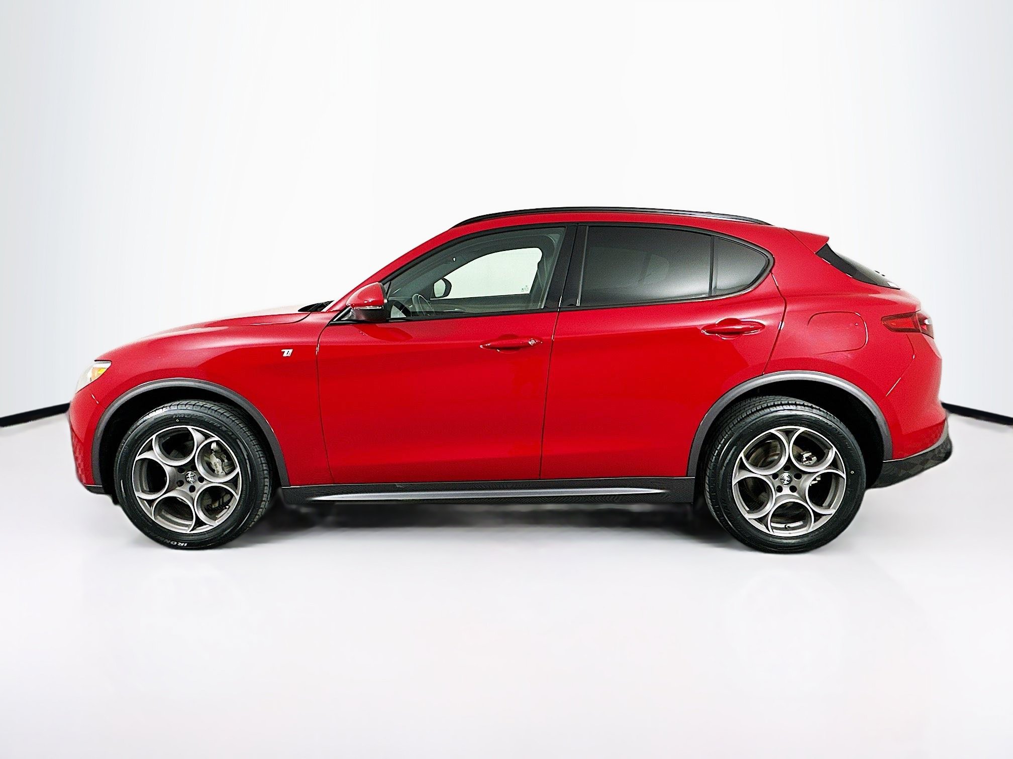 Used 2023 Alfa Romeo Stelvio Ti AWD/4WD image 4